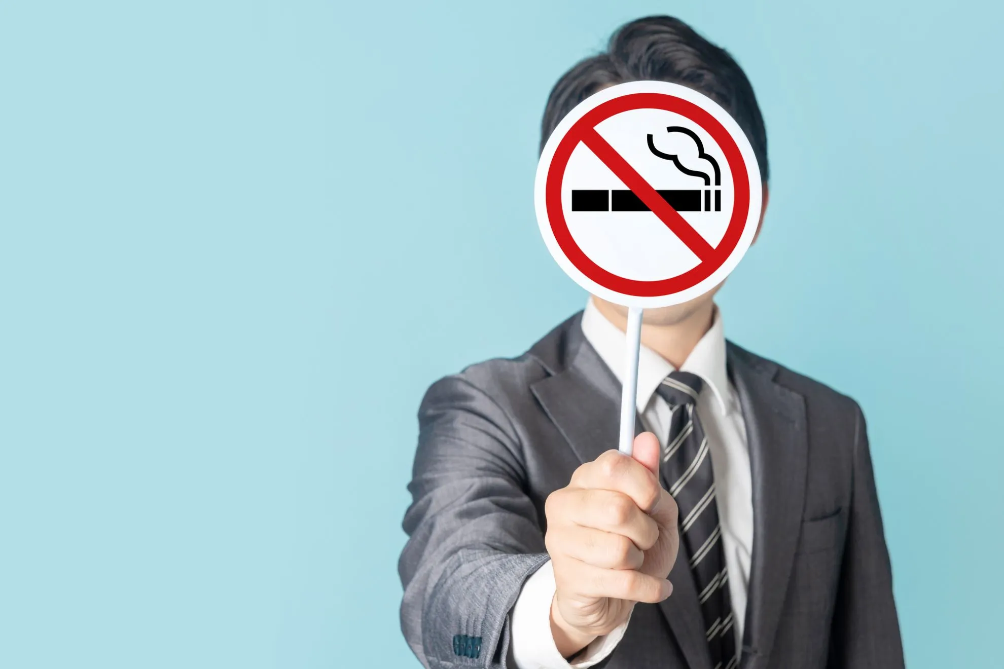 職場で受動喫煙防止法を守らないと通報される？企業がとるべき対策は