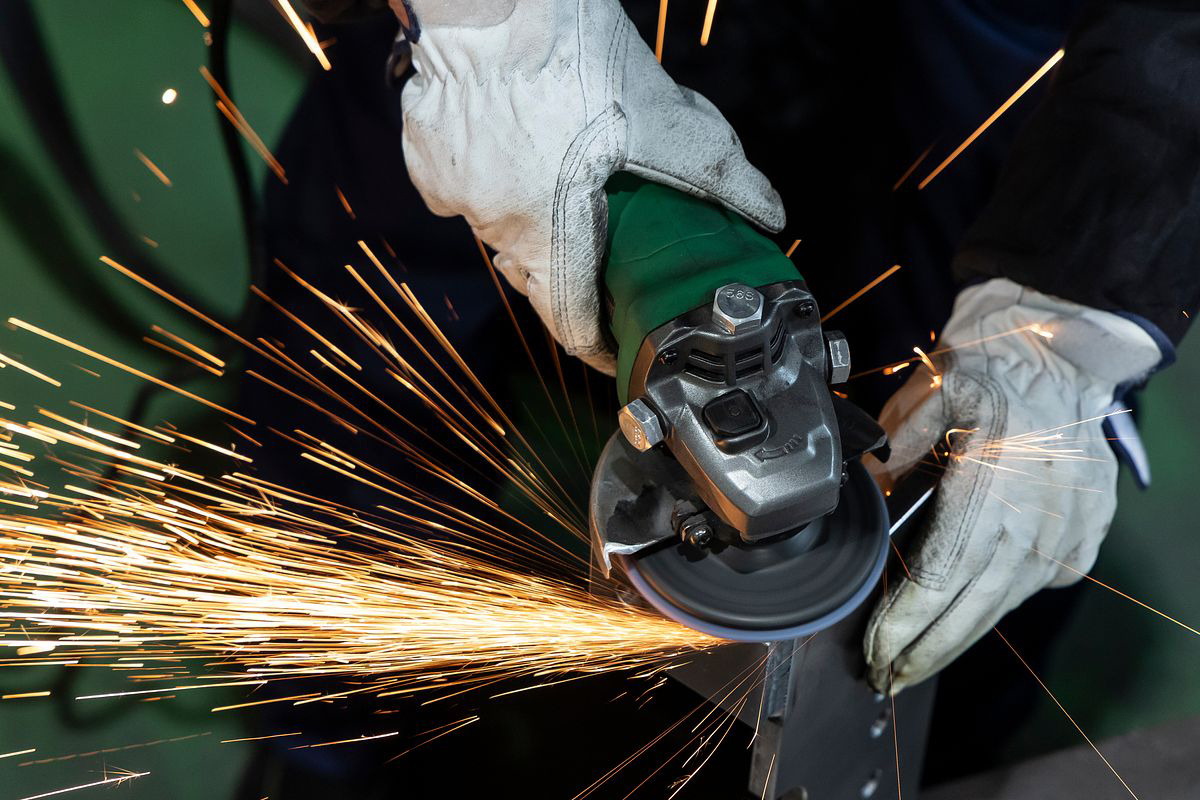 工場の研磨作業で空気が汚れる理由やリスクは?対策方法やおすすめ商品も解説